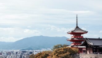 Découvrez le Kansai : de l'énergie d'Osaka à la paix de Kyoto et du Mont Koya. Nos conseils d'experts pour un voyage inoubliable au cœur du Japon ancestral.