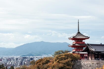 Découvrez le Kansai : de l'énergie d'Osaka à la paix de Kyoto et du Mont Koya. Nos conseils d'experts pour un voyage inoubliable au cœur du Japon ancestral.