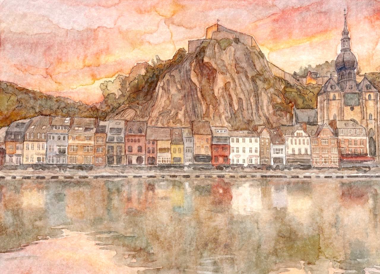 Illustration artistique en aquarelle de la ville de Dinant en Belgique au coucher du soleil, avec la Citadelle sur son rocher, la Collégiale Notre-Dame et les reflets des maisons colorées dans la Meuse.