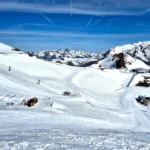 Découvrez le ski aux 2 Alpes en avril avec notre guide complet en famille. Profitez du glacier à 3600m, de conseils pour les enfants et du soleil de l'Isère.