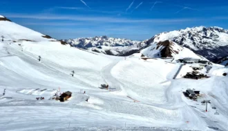 Découvrez le ski aux 2 Alpes en avril avec notre guide complet en famille. Profitez du glacier à 3600m, de conseils pour les enfants et du soleil de l'Isère.