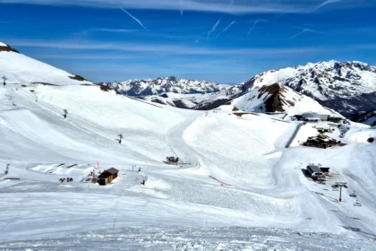 Découvrez le ski aux 2 Alpes en avril avec notre guide complet en famille. Profitez du glacier à 3600m, de conseils pour les enfants et du soleil de l'Isère.