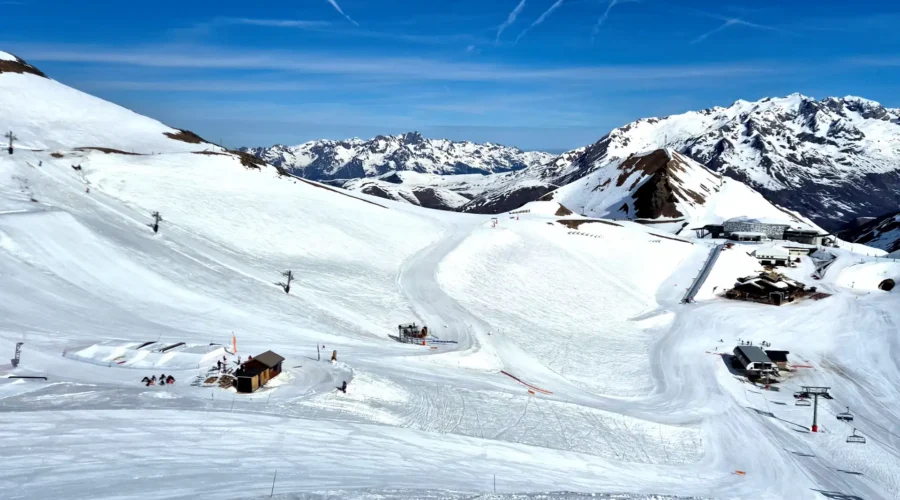 Découvrez le ski aux 2 Alpes en avril avec notre guide complet en famille. Profitez du glacier à 3600m, de conseils pour les enfants et du soleil de l'Isère.
