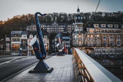 Le célèbre pont de Dinant orné de ses saxophones géants colorés en hommage à Adolphe Sax, avec une vue imprenable sur la Meuse et la Citadelle.
