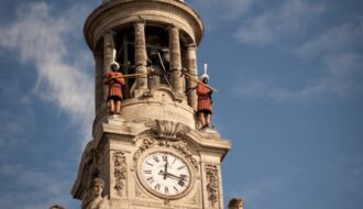 Que faire à Cambrai ? Découvrez le beffroi, les bêtises et les souterrains avec Julie. Guide complet et conseils d'expert pour visiter cette cité du Nord.