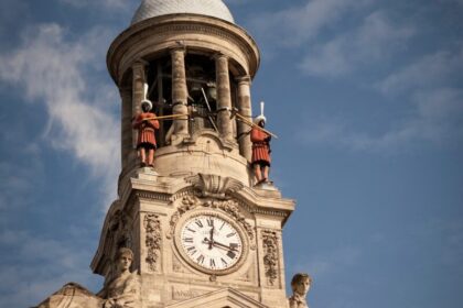 Que faire à Cambrai ? Découvrez le beffroi, les bêtises et les souterrains avec Julie. Guide complet et conseils d'expert pour visiter cette cité du Nord.