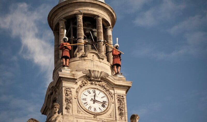 Que faire à Cambrai ? Découvrez le beffroi, les bêtises et les souterrains avec Julie. Guide complet et conseils d'expert pour visiter cette cité du Nord.