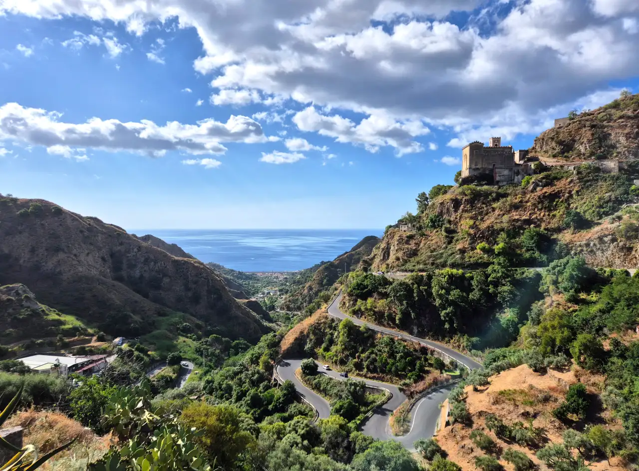 L'arivée à Savorca depuis la côte, avec ses paysages montagneux, vaut déjà le détour.