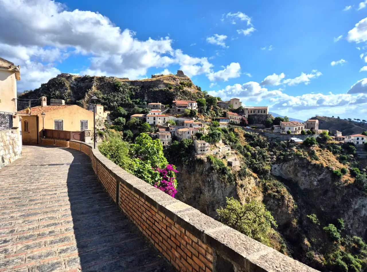 Ruelle pavée à flanc de montagne avec vue impressionnante sur la vallée