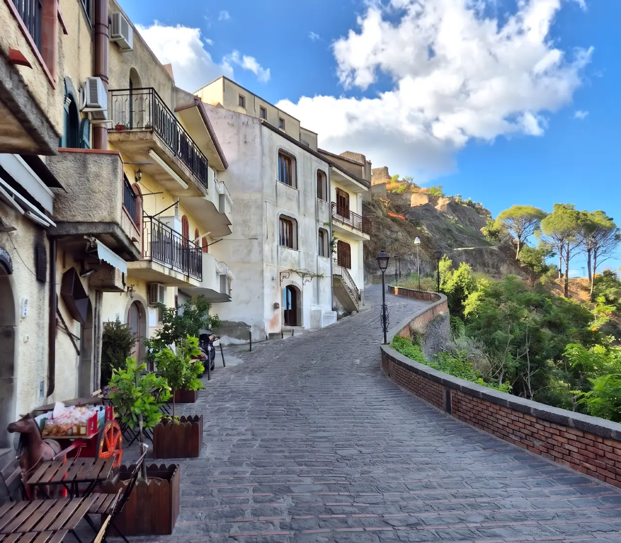 Le matin, les façades de Savoca (côté droit) offrent une ombre bienvenue !