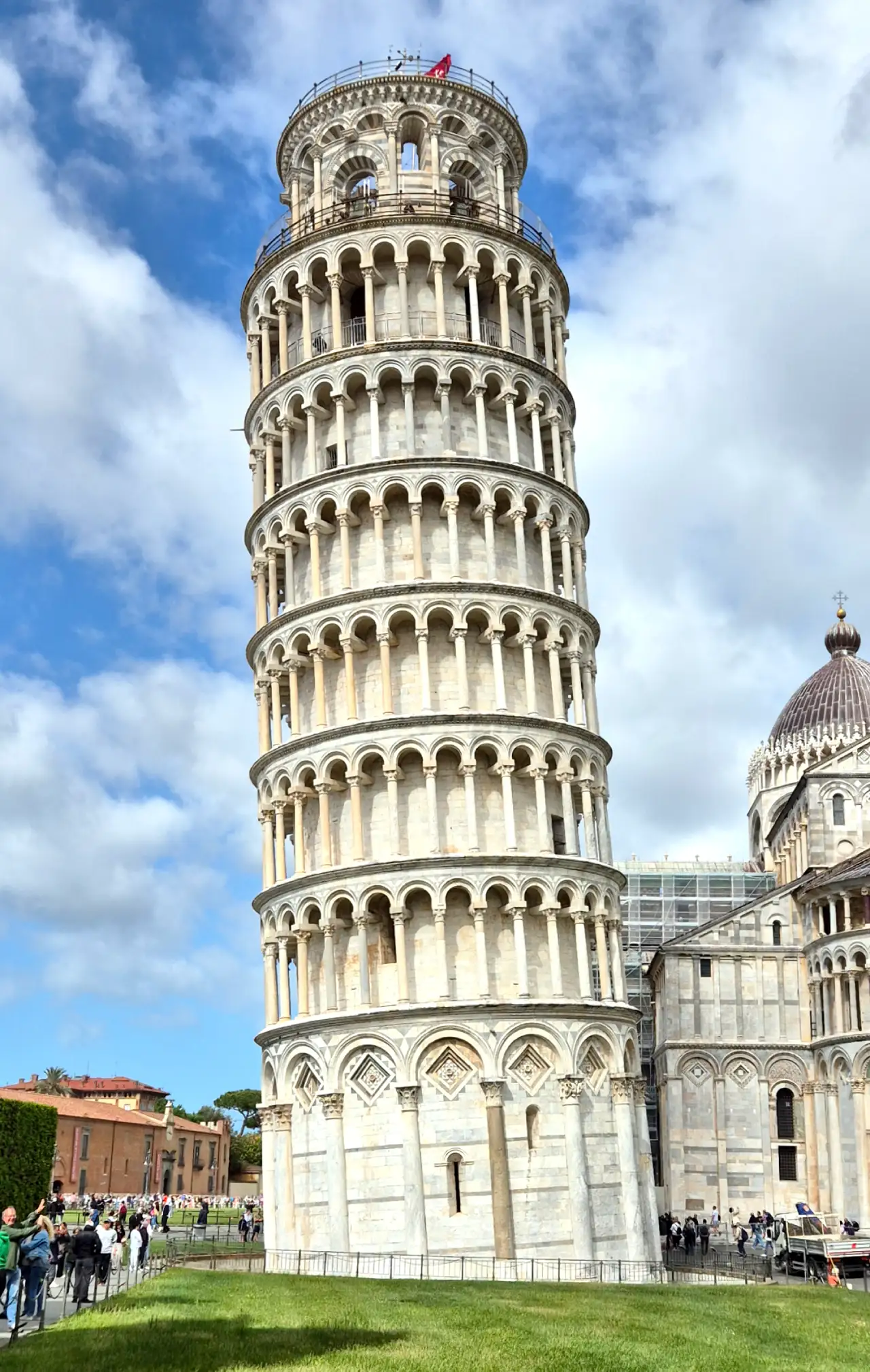 Vue verticale de la célèbre Tour penchée de Pise révélant ses détails architecturaux en marbre blanc et son inclinaison caractéristique sur la Piazza dei Miracoli.
