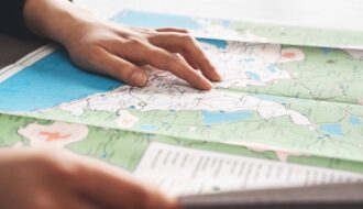 Cartes routières et atlas : trouvez votre route vers l'aventure