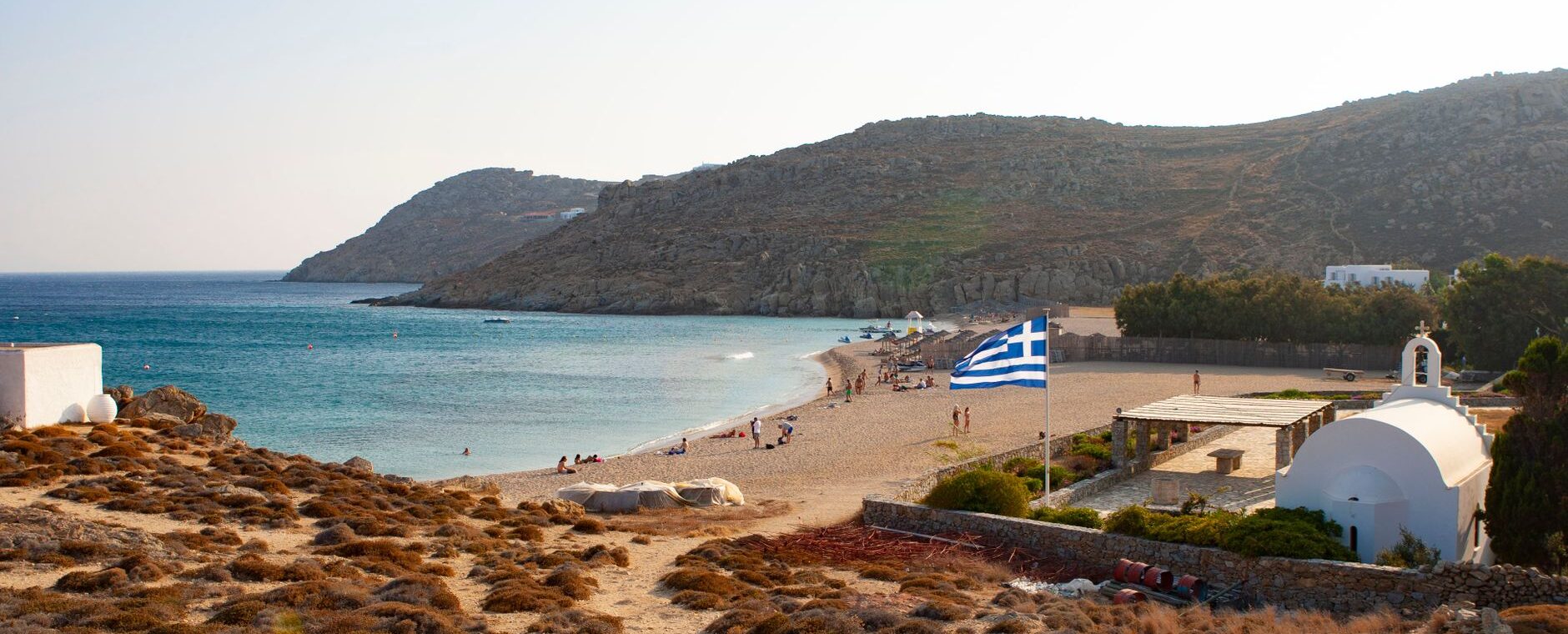 Séjour en famille dans les Cyclades : trouver les criques abritées loin des beach clubs