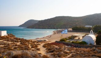 Séjour en famille dans les Cyclades : trouver les criques abritées loin des beach clubs