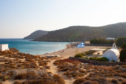 Séjour en famille dans les Cyclades : trouver les criques abritées loin des beach clubs