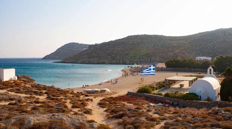 Séjour en famille dans les Cyclades : trouver les criques abritées loin des beach clubs