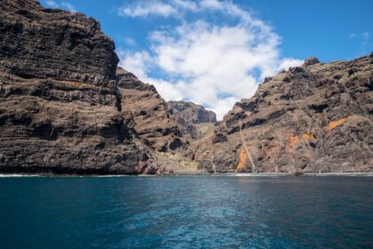 Vue depuis la mer sur les falaises de Los Gigantes et le ravin de Masca à Tenerife