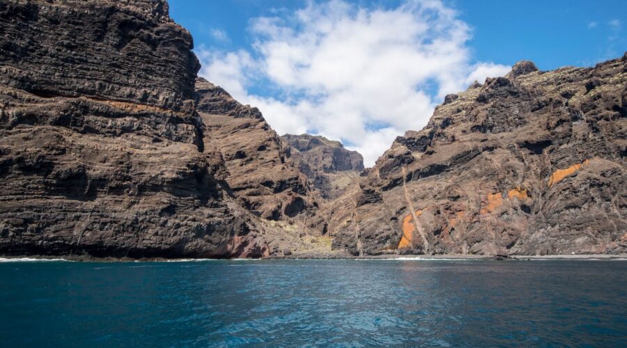 Vue depuis la mer sur les falaises de Los Gigantes et le ravin de Masca à Tenerife