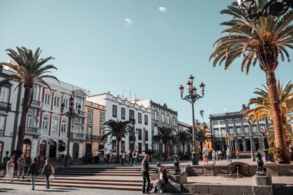 Place historique bordée de façades coloniales, de palmiers et de réverbères anciens au cœur de Santa Cruz de Tenerife
