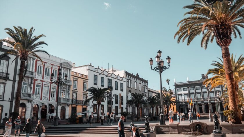 Place historique bordée de façades coloniales, de palmiers et de réverbères anciens au cœur de Santa Cruz de Tenerife