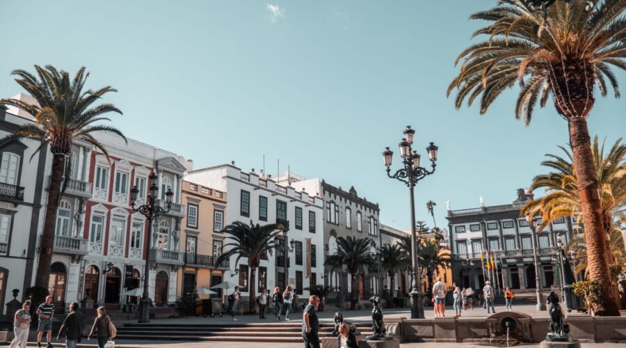 Place historique bordée de façades coloniales, de palmiers et de réverbères anciens au cœur de Santa Cruz de Tenerife