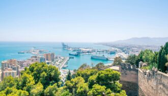 Vue panoramique sur le port de Malaga, la mer Méditerranée et la baie depuis les remparts du château de Gibralfaro.