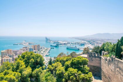 Vue panoramique sur le port de Malaga, la mer Méditerranée et la baie depuis les remparts du château de Gibralfaro.