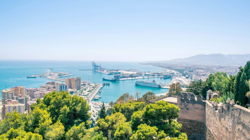 Vue panoramique sur le port de Malaga, la mer Méditerranée et la baie depuis les remparts du château de Gibralfaro.