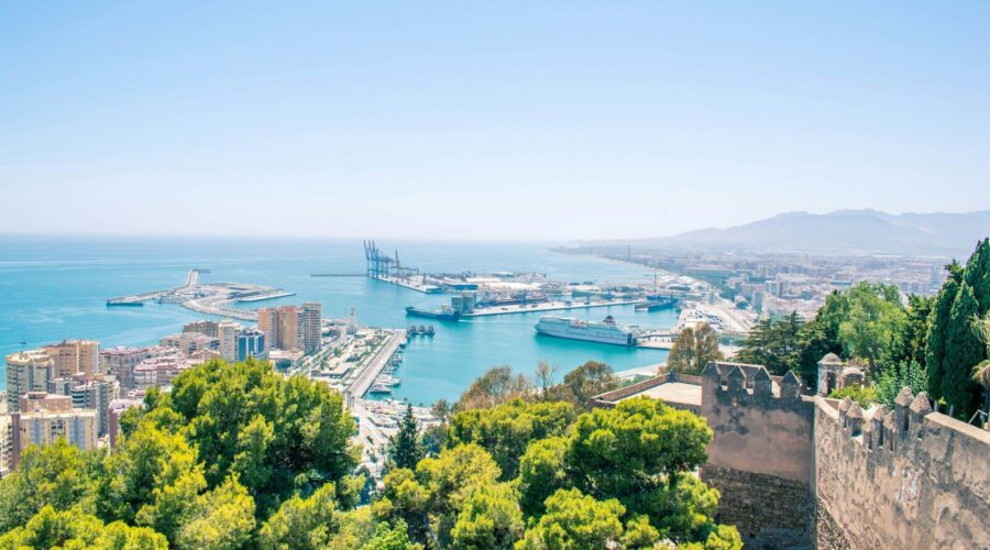 Vue panoramique sur le port de Malaga, la mer Méditerranée et la baie depuis les remparts du château de Gibralfaro.
