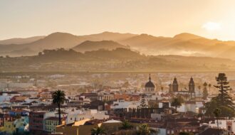 Vue panoramique sur la ville de San Cristóbal de La Laguna à Tenerife au coucher du soleil avec la cathédrale et les montagnes en arrière-plan.