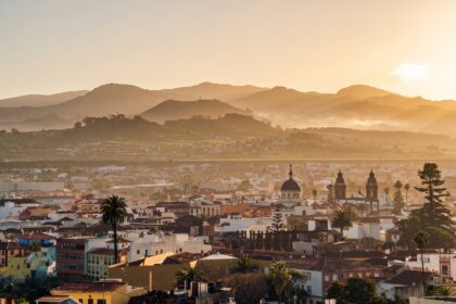 Vue panoramique sur la ville de San Cristóbal de La Laguna à Tenerife au coucher du soleil avec la cathédrale et les montagnes en arrière-plan.
