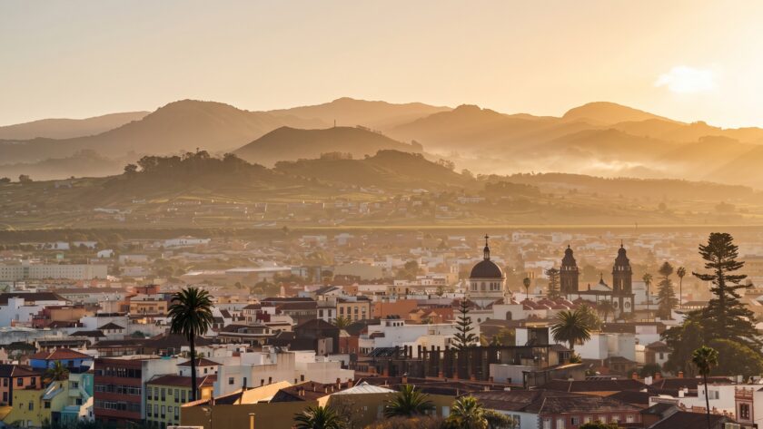 Vue panoramique sur la ville de San Cristóbal de La Laguna à Tenerife au coucher du soleil avec la cathédrale et les montagnes en arrière-plan.