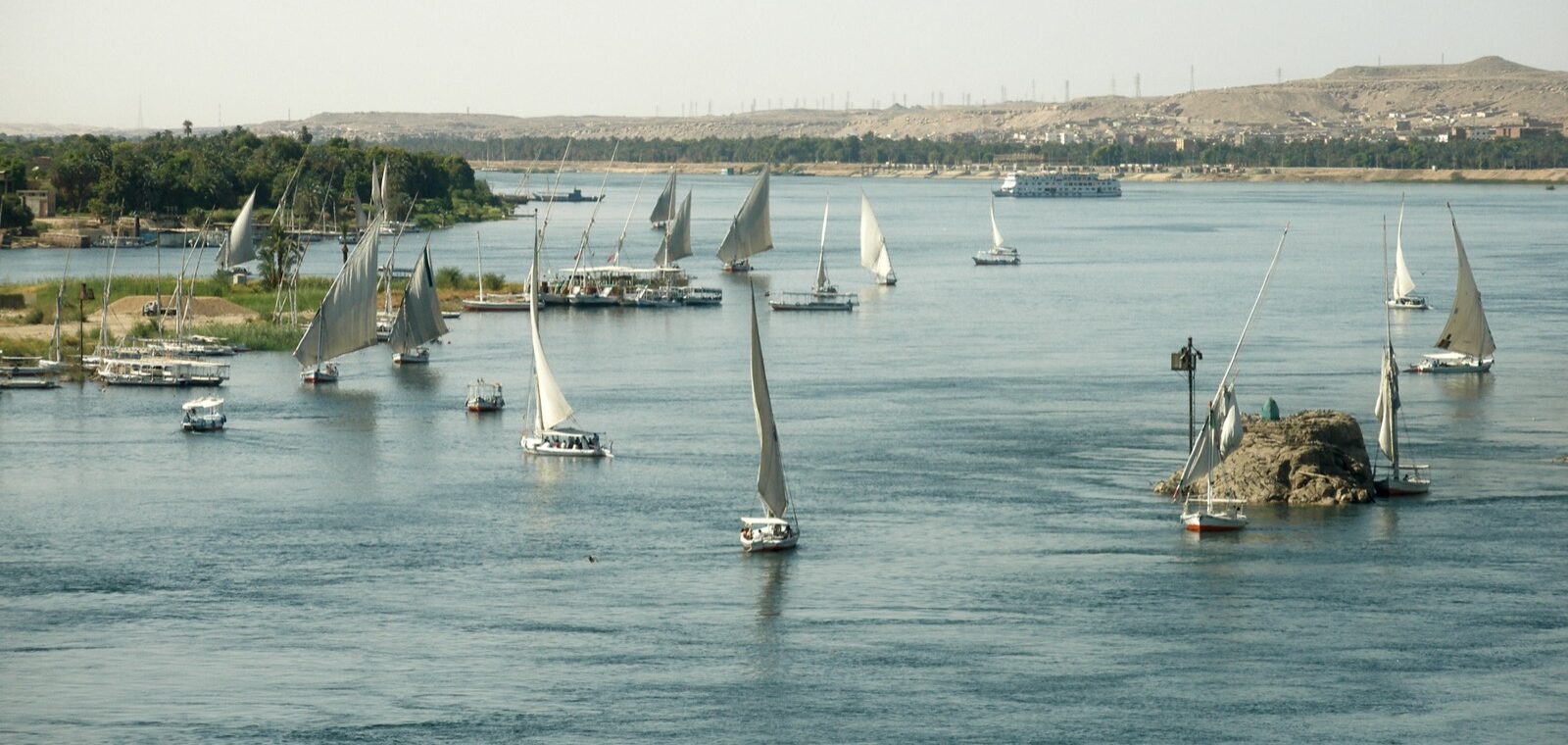 Les pyramides de Gizeh, une croisière sur le Nil, la Vallée des Rois, puis quelques jours au bord de la mer Rouge : un voyage en Égypte enchaîne souvent les étapes, et le téléphone sert à chacune d'elles. Itinéraires, réservations, applications de VTC au Caire, messages à la famille : mieux vaut savoir avant le départ comment vous serez connecté. L'Égypte ne fait pas partie de la zone d'itinérance européenne, et la plupart des forfaits français y facturent l'internet mobile en hors forfait. Pour éviter la mauvaise surprise, le plus simple est de consulter un classement des meilleures eSIM pour l'Égypte, qui compare les offres selon le prix au gigaoctet et le réseau local utilisé. Votre forfait français en Égypte Selon votre opérateur, l'Égypte est soit incluse avec une petite enveloppe de données, soit facturée au mégaoctet. Dans le second cas, quelques heures de navigation GPS ou l'envoi de vidéos de votre croisière suffisent à faire grimper la facture. Avant de partir, vérifiez les conditions dans votre espace client, et désactivez l'itinérance des données si l'Égypte n'est pas incluse. Votre téléphone est-il accepté sur place ? Depuis janvier 2026, l'Égypte taxe les téléphones achetés à l'étranger et utilisés sur ses réseaux. Les touristes restent exemptés pendant 90 jours : pour des vacances classiques, votre smartphone fonctionne normalement, avec une eSIM de voyage comme avec une carte SIM locale. La question ne se pose que pour les longs séjours. Carte SIM locale ou eSIM ? Quatre opérateurs se partagent le marché égyptien : Vodafone Egypt, Orange Egypt, e& Egypt et WE. Leurs cartes SIM touristiques sont vendues à l'aéroport et en boutique, sur présentation du passeport. Le prix est souvent intéressant, mais il faut faire la queue à l'arrivée, parfois après un vol de nuit, et retirer sa carte SIM française du téléphone. L'eSIM de voyage s'achète en ligne et s'installe chez vous, en scannant un QR code. À l'atterrissage au Caire, à Louxor ou à Hurghada, il suffit de l'activer pour être connecté. Votre carte SIM française reste dans le téléphone : vous continuez à recevoir les SMS de votre banque et les appels importants. La couverture réseau selon les étapes Au Caire, à Alexandrie, à Louxor, à Assouan et dans les stations de la mer Rouge, le réseau 4G est en général de bonne qualité. Pendant une croisière sur le Nil, la connexion suit les villes et les villages le long du fleuve, avec des coupures possibles entre deux escales. Dans le désert Blanc, l'oasis de Siwa ou sur certaines pistes, le réseau devient plus rare : téléchargez vos cartes hors ligne avant de partir en excursion. Sur les sites archéologiques, la connexion est utile pour réserver un guide ou retrouver votre chauffeur. Avant votre visite de la Vallée des Rois, pensez aussi à télécharger vos billets et les plans des tombes sur votre téléphone : la couverture peut être faible au fond de la vallée. Quelle quantité de données prévoir ? Pour une semaine de voyage avec GPS, messagerie et réseaux sociaux, quelques gigaoctets suffisent en général. Si vous partagez beaucoup de vidéos ou utilisez votre téléphone comme point d'accès pour une tablette, prévoyez une enveloppe plus large. Le wifi des hôtels et des bateaux de croisière permet de garder les sauvegardes de photos et les mises à jour pour le soir. La check-list avant le départ Vérifier que votre téléphone est compatible eSIM et débloqué. Installer votre eSIM avant le départ, ou prévoir votre passeport pour acheter une carte SIM locale. Désactiver l'itinérance des données sur votre ligne française. Télécharger les cartes hors ligne du Caire, de Louxor et d'Assouan. Enregistrer vos billets de visite et vos réservations sur le téléphone.