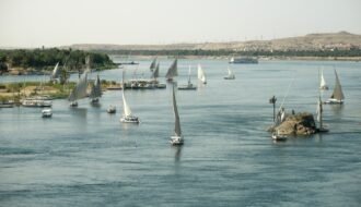 Les pyramides de Gizeh, une croisière sur le Nil, la Vallée des Rois, puis quelques jours au bord de la mer Rouge : un voyage en Égypte enchaîne souvent les étapes, et le téléphone sert à chacune d'elles. Itinéraires, réservations, applications de VTC au Caire, messages à la famille : mieux vaut savoir avant le départ comment vous serez connecté. L'Égypte ne fait pas partie de la zone d'itinérance européenne, et la plupart des forfaits français y facturent l'internet mobile en hors forfait. Pour éviter la mauvaise surprise, le plus simple est de consulter un classement des meilleures eSIM pour l'Égypte, qui compare les offres selon le prix au gigaoctet et le réseau local utilisé. Votre forfait français en Égypte Selon votre opérateur, l'Égypte est soit incluse avec une petite enveloppe de données, soit facturée au mégaoctet. Dans le second cas, quelques heures de navigation GPS ou l'envoi de vidéos de votre croisière suffisent à faire grimper la facture. Avant de partir, vérifiez les conditions dans votre espace client, et désactivez l'itinérance des données si l'Égypte n'est pas incluse. Votre téléphone est-il accepté sur place ? Depuis janvier 2026, l'Égypte taxe les téléphones achetés à l'étranger et utilisés sur ses réseaux. Les touristes restent exemptés pendant 90 jours : pour des vacances classiques, votre smartphone fonctionne normalement, avec une eSIM de voyage comme avec une carte SIM locale. La question ne se pose que pour les longs séjours. Carte SIM locale ou eSIM ? Quatre opérateurs se partagent le marché égyptien : Vodafone Egypt, Orange Egypt, e& Egypt et WE. Leurs cartes SIM touristiques sont vendues à l'aéroport et en boutique, sur présentation du passeport. Le prix est souvent intéressant, mais il faut faire la queue à l'arrivée, parfois après un vol de nuit, et retirer sa carte SIM française du téléphone. L'eSIM de voyage s'achète en ligne et s'installe chez vous, en scannant un QR code. À l'atterrissage au Caire, à Louxor ou à Hurghada, il suffit de l'activer pour être connecté. Votre carte SIM française reste dans le téléphone : vous continuez à recevoir les SMS de votre banque et les appels importants. La couverture réseau selon les étapes Au Caire, à Alexandrie, à Louxor, à Assouan et dans les stations de la mer Rouge, le réseau 4G est en général de bonne qualité. Pendant une croisière sur le Nil, la connexion suit les villes et les villages le long du fleuve, avec des coupures possibles entre deux escales. Dans le désert Blanc, l'oasis de Siwa ou sur certaines pistes, le réseau devient plus rare : téléchargez vos cartes hors ligne avant de partir en excursion. Sur les sites archéologiques, la connexion est utile pour réserver un guide ou retrouver votre chauffeur. Avant votre visite de la Vallée des Rois, pensez aussi à télécharger vos billets et les plans des tombes sur votre téléphone : la couverture peut être faible au fond de la vallée. Quelle quantité de données prévoir ? Pour une semaine de voyage avec GPS, messagerie et réseaux sociaux, quelques gigaoctets suffisent en général. Si vous partagez beaucoup de vidéos ou utilisez votre téléphone comme point d'accès pour une tablette, prévoyez une enveloppe plus large. Le wifi des hôtels et des bateaux de croisière permet de garder les sauvegardes de photos et les mises à jour pour le soir. La check-list avant le départ Vérifier que votre téléphone est compatible eSIM et débloqué. Installer votre eSIM avant le départ, ou prévoir votre passeport pour acheter une carte SIM locale. Désactiver l'itinérance des données sur votre ligne française. Télécharger les cartes hors ligne du Caire, de Louxor et d'Assouan. Enregistrer vos billets de visite et vos réservations sur le téléphone.