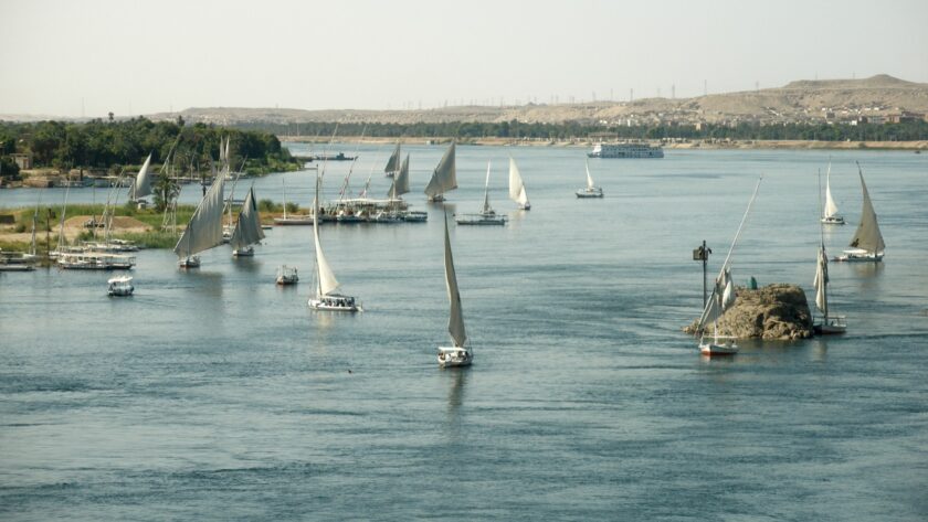 Les pyramides de Gizeh, une croisière sur le Nil, la Vallée des Rois, puis quelques jours au bord de la mer Rouge : un voyage en Égypte enchaîne souvent les étapes, et le téléphone sert à chacune d'elles. Itinéraires, réservations, applications de VTC au Caire, messages à la famille : mieux vaut savoir avant le départ comment vous serez connecté. L'Égypte ne fait pas partie de la zone d'itinérance européenne, et la plupart des forfaits français y facturent l'internet mobile en hors forfait. Pour éviter la mauvaise surprise, le plus simple est de consulter un classement des meilleures eSIM pour l'Égypte, qui compare les offres selon le prix au gigaoctet et le réseau local utilisé. Votre forfait français en Égypte Selon votre opérateur, l'Égypte est soit incluse avec une petite enveloppe de données, soit facturée au mégaoctet. Dans le second cas, quelques heures de navigation GPS ou l'envoi de vidéos de votre croisière suffisent à faire grimper la facture. Avant de partir, vérifiez les conditions dans votre espace client, et désactivez l'itinérance des données si l'Égypte n'est pas incluse. Votre téléphone est-il accepté sur place ? Depuis janvier 2026, l'Égypte taxe les téléphones achetés à l'étranger et utilisés sur ses réseaux. Les touristes restent exemptés pendant 90 jours : pour des vacances classiques, votre smartphone fonctionne normalement, avec une eSIM de voyage comme avec une carte SIM locale. La question ne se pose que pour les longs séjours. Carte SIM locale ou eSIM ? Quatre opérateurs se partagent le marché égyptien : Vodafone Egypt, Orange Egypt, e& Egypt et WE. Leurs cartes SIM touristiques sont vendues à l'aéroport et en boutique, sur présentation du passeport. Le prix est souvent intéressant, mais il faut faire la queue à l'arrivée, parfois après un vol de nuit, et retirer sa carte SIM française du téléphone. L'eSIM de voyage s'achète en ligne et s'installe chez vous, en scannant un QR code. À l'atterrissage au Caire, à Louxor ou à Hurghada, il suffit de l'activer pour être connecté. Votre carte SIM française reste dans le téléphone : vous continuez à recevoir les SMS de votre banque et les appels importants. La couverture réseau selon les étapes Au Caire, à Alexandrie, à Louxor, à Assouan et dans les stations de la mer Rouge, le réseau 4G est en général de bonne qualité. Pendant une croisière sur le Nil, la connexion suit les villes et les villages le long du fleuve, avec des coupures possibles entre deux escales. Dans le désert Blanc, l'oasis de Siwa ou sur certaines pistes, le réseau devient plus rare : téléchargez vos cartes hors ligne avant de partir en excursion. Sur les sites archéologiques, la connexion est utile pour réserver un guide ou retrouver votre chauffeur. Avant votre visite de la Vallée des Rois, pensez aussi à télécharger vos billets et les plans des tombes sur votre téléphone : la couverture peut être faible au fond de la vallée. Quelle quantité de données prévoir ? Pour une semaine de voyage avec GPS, messagerie et réseaux sociaux, quelques gigaoctets suffisent en général. Si vous partagez beaucoup de vidéos ou utilisez votre téléphone comme point d'accès pour une tablette, prévoyez une enveloppe plus large. Le wifi des hôtels et des bateaux de croisière permet de garder les sauvegardes de photos et les mises à jour pour le soir. La check-list avant le départ Vérifier que votre téléphone est compatible eSIM et débloqué. Installer votre eSIM avant le départ, ou prévoir votre passeport pour acheter une carte SIM locale. Désactiver l'itinérance des données sur votre ligne française. Télécharger les cartes hors ligne du Caire, de Louxor et d'Assouan. Enregistrer vos billets de visite et vos réservations sur le téléphone.