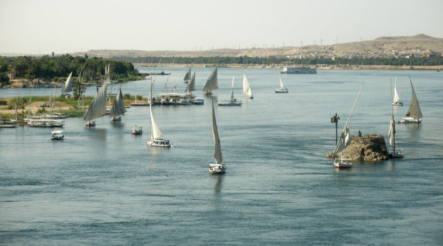 Les pyramides de Gizeh, une croisière sur le Nil, la Vallée des Rois, puis quelques jours au bord de la mer Rouge : un voyage en Égypte enchaîne souvent les étapes, et le téléphone sert à chacune d'elles. Itinéraires, réservations, applications de VTC au Caire, messages à la famille : mieux vaut savoir avant le départ comment vous serez connecté. L'Égypte ne fait pas partie de la zone d'itinérance européenne, et la plupart des forfaits français y facturent l'internet mobile en hors forfait. Pour éviter la mauvaise surprise, le plus simple est de consulter un classement des meilleures eSIM pour l'Égypte, qui compare les offres selon le prix au gigaoctet et le réseau local utilisé. Votre forfait français en Égypte Selon votre opérateur, l'Égypte est soit incluse avec une petite enveloppe de données, soit facturée au mégaoctet. Dans le second cas, quelques heures de navigation GPS ou l'envoi de vidéos de votre croisière suffisent à faire grimper la facture. Avant de partir, vérifiez les conditions dans votre espace client, et désactivez l'itinérance des données si l'Égypte n'est pas incluse. Votre téléphone est-il accepté sur place ? Depuis janvier 2026, l'Égypte taxe les téléphones achetés à l'étranger et utilisés sur ses réseaux. Les touristes restent exemptés pendant 90 jours : pour des vacances classiques, votre smartphone fonctionne normalement, avec une eSIM de voyage comme avec une carte SIM locale. La question ne se pose que pour les longs séjours. Carte SIM locale ou eSIM ? Quatre opérateurs se partagent le marché égyptien : Vodafone Egypt, Orange Egypt, e& Egypt et WE. Leurs cartes SIM touristiques sont vendues à l'aéroport et en boutique, sur présentation du passeport. Le prix est souvent intéressant, mais il faut faire la queue à l'arrivée, parfois après un vol de nuit, et retirer sa carte SIM française du téléphone. L'eSIM de voyage s'achète en ligne et s'installe chez vous, en scannant un QR code. À l'atterrissage au Caire, à Louxor ou à Hurghada, il suffit de l'activer pour être connecté. Votre carte SIM française reste dans le téléphone : vous continuez à recevoir les SMS de votre banque et les appels importants. La couverture réseau selon les étapes Au Caire, à Alexandrie, à Louxor, à Assouan et dans les stations de la mer Rouge, le réseau 4G est en général de bonne qualité. Pendant une croisière sur le Nil, la connexion suit les villes et les villages le long du fleuve, avec des coupures possibles entre deux escales. Dans le désert Blanc, l'oasis de Siwa ou sur certaines pistes, le réseau devient plus rare : téléchargez vos cartes hors ligne avant de partir en excursion. Sur les sites archéologiques, la connexion est utile pour réserver un guide ou retrouver votre chauffeur. Avant votre visite de la Vallée des Rois, pensez aussi à télécharger vos billets et les plans des tombes sur votre téléphone : la couverture peut être faible au fond de la vallée. Quelle quantité de données prévoir ? Pour une semaine de voyage avec GPS, messagerie et réseaux sociaux, quelques gigaoctets suffisent en général. Si vous partagez beaucoup de vidéos ou utilisez votre téléphone comme point d'accès pour une tablette, prévoyez une enveloppe plus large. Le wifi des hôtels et des bateaux de croisière permet de garder les sauvegardes de photos et les mises à jour pour le soir. La check-list avant le départ Vérifier que votre téléphone est compatible eSIM et débloqué. Installer votre eSIM avant le départ, ou prévoir votre passeport pour acheter une carte SIM locale. Désactiver l'itinérance des données sur votre ligne française. Télécharger les cartes hors ligne du Caire, de Louxor et d'Assouan. Enregistrer vos billets de visite et vos réservations sur le téléphone.