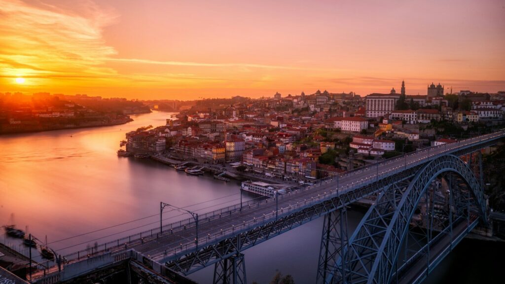 Panorama sur le pont Dom-Luís Ier et le quartier de la Ribeira à Porto au coucher du soleil