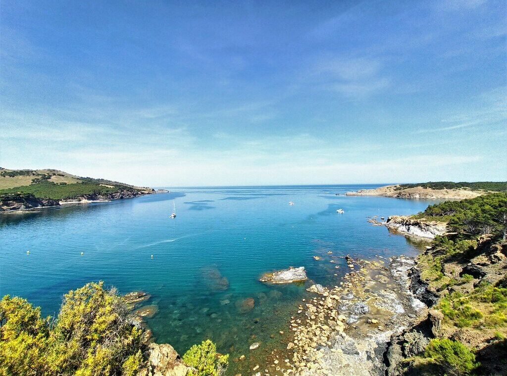 Vue panoramique sur une crique aux eaux cristallines et la côte sauvage à Llançà sur la Costa Brava