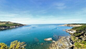 Vue panoramique sur une crique aux eaux cristallines et la côte sauvage à Llançà sur la Costa Brava