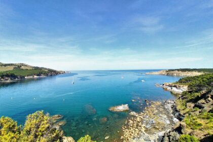 Vue panoramique sur une crique aux eaux cristallines et la côte sauvage à Llançà sur la Costa Brava
