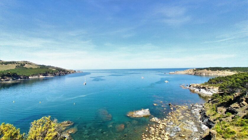 Vue panoramique sur une crique aux eaux cristallines et la côte sauvage à Llançà sur la Costa Brava
