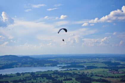 Les étapes clés pour débuter le parapente : de l'initiation aux premiers vols en autonomie