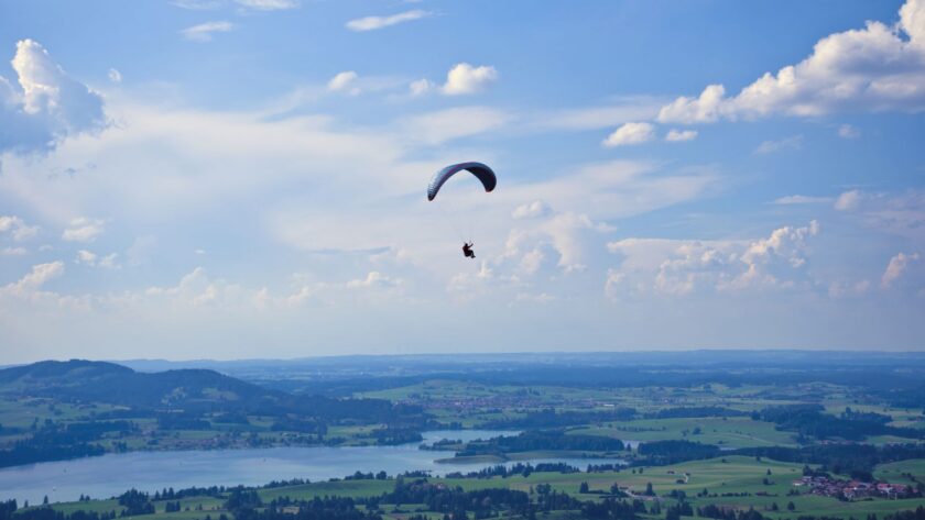 Les étapes clés pour débuter le parapente : de l'initiation aux premiers vols en autonomie