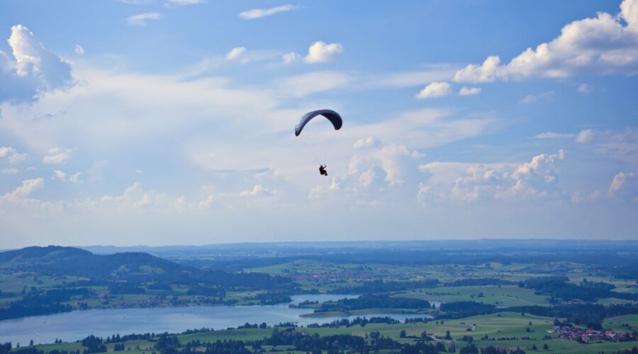 Les étapes clés pour débuter le parapente : de l'initiation aux premiers vols en autonomie