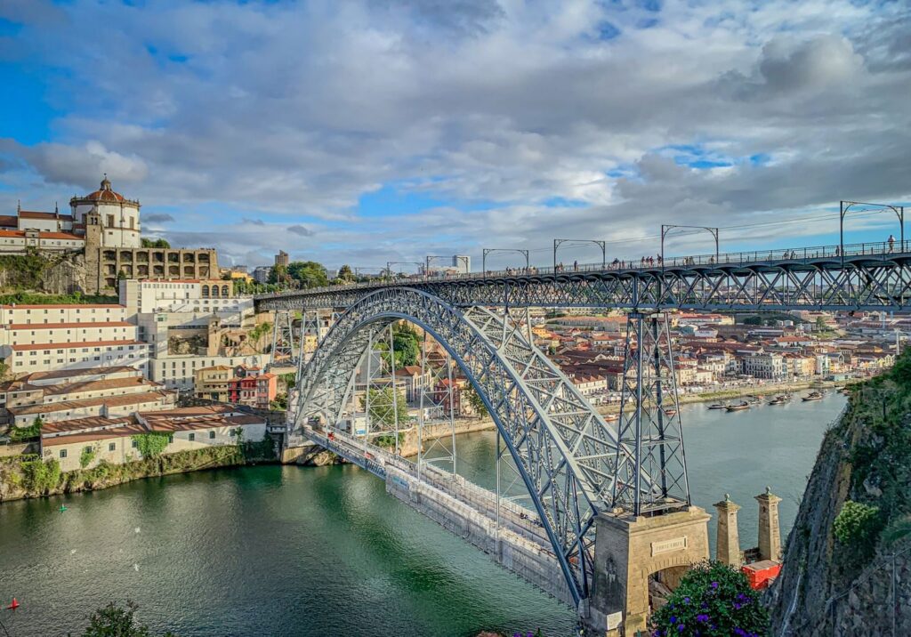 Vue panoramique du pont Dom-Luís Ier franchissant le fleuve Douro à Porto