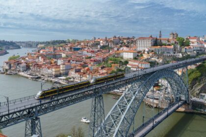 Vue panoramique sur le pont Dom-Luís Ier traversé par le métro, le fleuve Douro et le quartier historique de la Ribeira à Porto