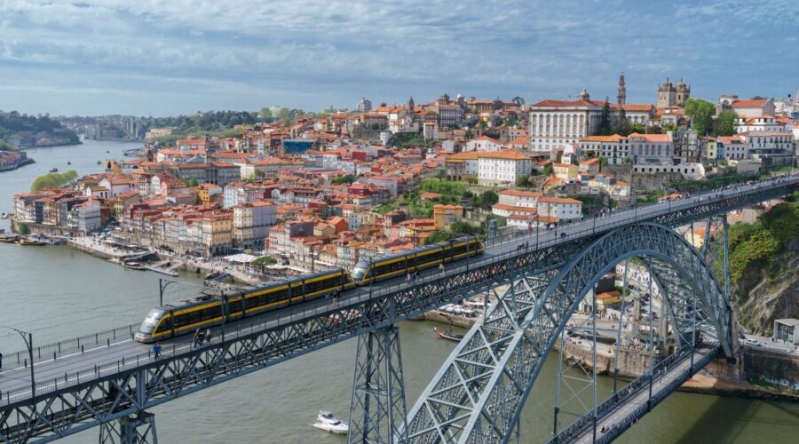 Vue panoramique sur le pont Dom-Luís Ier traversé par le métro, le fleuve Douro et le quartier historique de la Ribeira à Porto